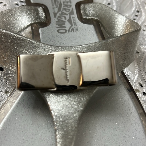 Salvatore Ferragamo Farella Silver Glitter Flip Flop Sandals 7 - Picture 6 of 7